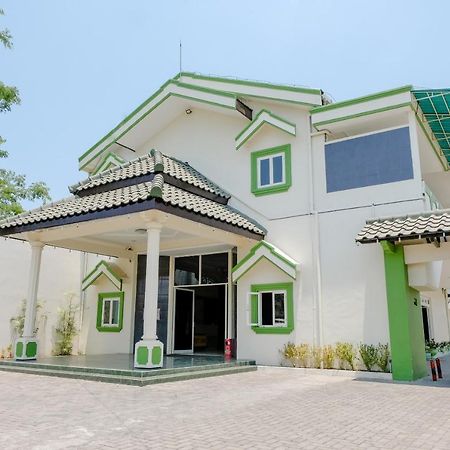 Hotel Taman Indah Madiun Exterior photo